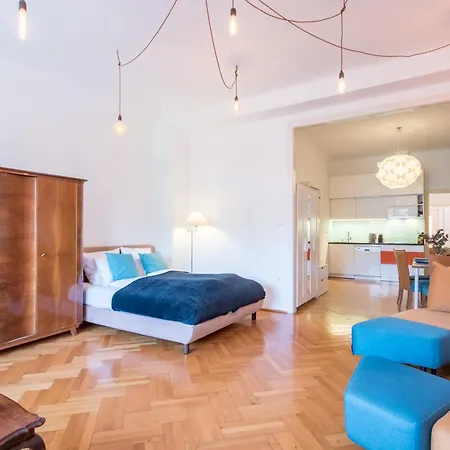 - Spacious - Classic Charm Apartment