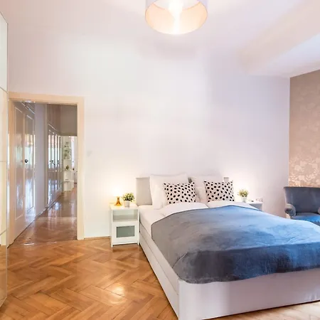- Spacious - Classic Charm Apartment