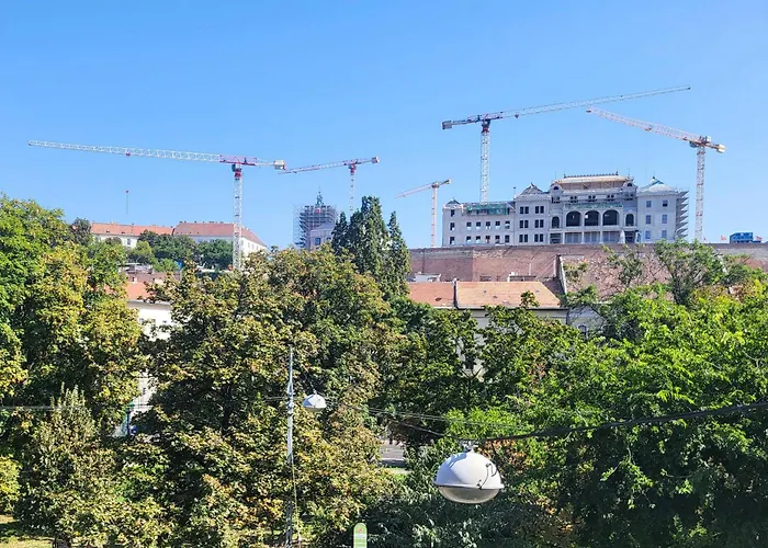 - Spacious - Classic Charm Apartment