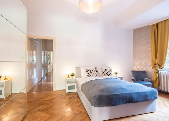 - Spacious - Classic Charm Apartment