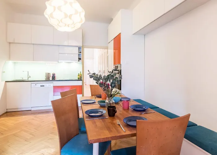 아파트 - Spacious - Classic Charm